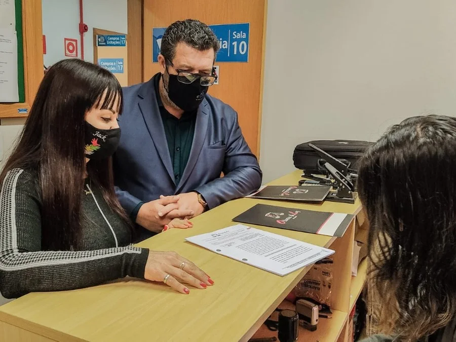 Protocolo do pedido de impeachment contra o prefeito afastado de Cachoeirinha, com acompanhamento do escritório Oliveira & Luz